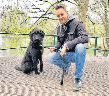  ?? RP-FOTO: LISA KREUZMANN ?? Pfarrer Lars Schütt geht mit seinem Hund Lucy im Volksgarte­n spazieren. Wer mit ihm sprechen möchte, kann gerne auf eine Runde mitgehen.