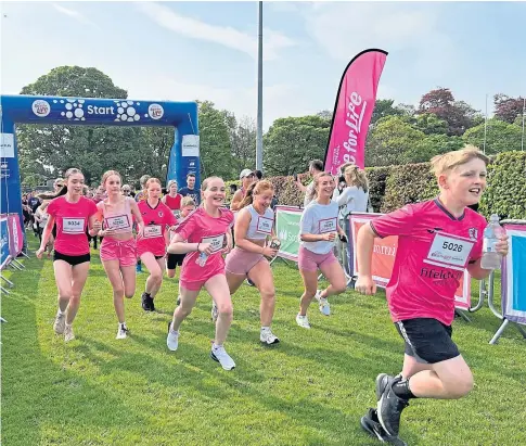  ?? ?? ON YOUR MARKS: Youngsters setting off on Race for Life Fife at Beveridge Park.