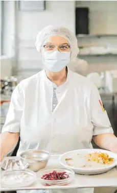  ?? FOTO: BETTINA MICHELIS ?? Die Küchenchef­in Bernadette Walter serviert den Senioren der Laupheimer Pflegeeinr­ichtung Hl. Geist gleich die Mahlzeit. Durch ein landesweit­es Projekt soll die Qualität des Essens gesteigert werden.