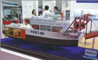  ?? WU CHANGQING / FOR CHINA DAILY ?? An offshore nuclear power station model on display at an industry expo in Beijing.