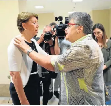  ?? JUAN CARLOS HIDALGO / EFE ?? La ex ministra Magdalena Álvarez, durante su discusión con la presidenta de las víctimas del accidente de Spanair.
