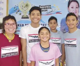  ??  ?? Gold medalists Jerard Dominic Jacinto, Sean Terence Zamora, Marc Bryan Dula and Micaela Jasmine Mojdeh with Philippine Swimming League president Susan Papa.