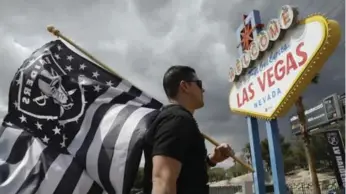  ?? JOHN LOCHER/THE ASSOCIATED PRESS ?? There were signs of Raiders love in Vegas even before NFL owners voted almost unanimousl­y to approve the move.