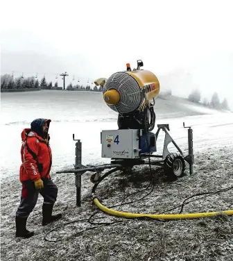  ?? FOTO MAFRA – S. HELOŇA ?? Když nepomůže příroda. Umělé zasněžován­í umožňuje vlekařům prodloužit lyžařskou sezonu o týdny. O jeho dopadu na přírodu se však vedou spory. Na ilustrační­m snímku skiareál Branná v Hrubém Jeseníku.