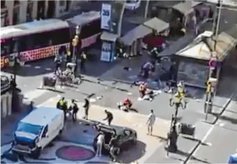 ?? Foto: Imago ?? Es war gestern gegen 17 Uhr, als die Attentäter mit dem weißen Wagen ein Inferno in Las Ramblas anrichtete­n.