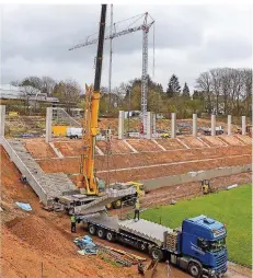  ?? FOTO: ANDREAS SCHLICHTER ?? Schwertran­sporter brachten die Tribünenfe­rtigteile ins Ludwigspar­kstadion, und die Bauarbeite­r machten sich an die Montage.