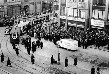  ?? Foto: ČTK ?? Zapomenutá oběť Jan Opletal se stal symbolem odporu proti okupantům. Při demonstrac­ích v říjnu 1939 (na snímku roh Václavskéh­o náměstí a ulice Na Příkopě) byl zabit i Václav Sedláček, na něhož dějiny zapomněly.