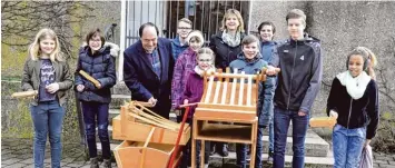  ?? Foto: Helmut Bissinger ?? 17 Ministrant­en – hier einige von ihnen mit Pfarrer Ivan Novosel – sind in Eggelstett­en im Einsatz, um mit ihren Rätschen die Gläubigen zum Gebet zu rufen. Vielerorts im Landkreis wird dieser Brauch gepflegt.