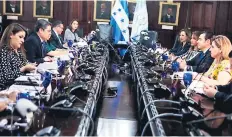  ??  ?? REUNIÓN. Funcionari­os de Honduras recibieron a su homólogos.