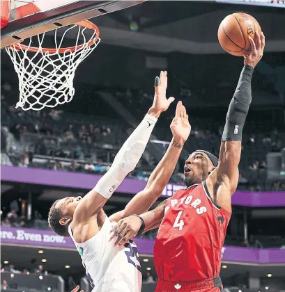  ?? KENT SMITH GETTY IMAGES ?? The Raptors’ Rondae Hollis-Jefferson had eight of the bench’s 19 points in a 112-110 overtime win over the Charlotte Hornets.