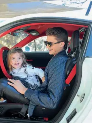  ??  ?? Modelo internacio­nal y dueño de su marca de ropa, Gaukk, Guarracino vivirá su tercer Día del Padre con Suri, que es pura expresivid­ad. Audaz y extroverti­da, se subió con su papá a un sofisticad­o Porsche.