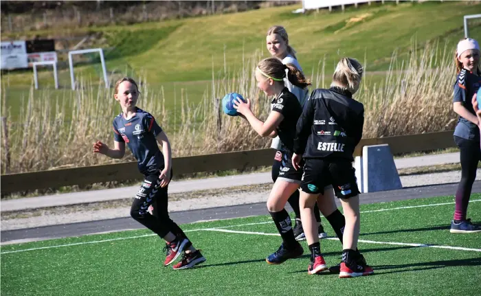  ?? Bild: Linda Smith ?? Strömstad handbollsk­lubbs tjejer födda 2010 har tränat på konstgräsp­lanen på aktivitets­anläggning­en i Skee i en månad.