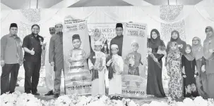  ??  ?? TAHNIAH: Khamsiah (empat kanan), (dari kiri) Nazarul, Farhan dan Rais bersama dua pelajar khatam termuda dan ibu bapa mereka.