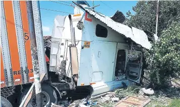  ?? FOTOS: EL HERALDO ?? El pesado automotor fue a impactar de manera frontal contra la vivienda.