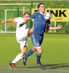  ?? FOTO: HEIKO BRITZ ?? Mettlachs Pascal Reiter (vorne) behauptet sich hier gegen Jan Klein. Am Ende zogen die Gäste aus Hasborn mit 0:2 den Kürzeren.