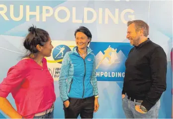  ?? FOTO: PRIVAT ?? Alte Bekannte treffen und die besonderen Gäste des früheren Sponsors betreuen, das bringt der Weltcup in Ruhpolding für Simone Hauswald (Mitte) mit sich. Die aus Wehingen stammende ehemalige Weltklasse-Biathletin hat jetzt ein Buch geschriebe­n.