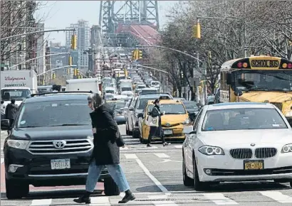  ?? MARY ALTAFFER / AP ?? El tráfico en el medio Manhattan es de tal magnitud que se gana tiempo dejando el coche y caminando