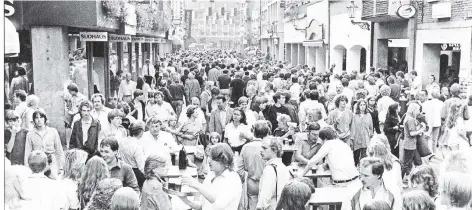  ?? RP-FOTO: ULRICH HORN ?? War es früher schöner auf der Bolkerstra­ße? Das Foto zeigt Gedränge an einem Mai-Tag des Jahres 1988.