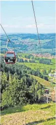  ?? FOTO: ARCHIV ?? Wer nicht allzu hoch hinaus will, findet im Allgäu und in Vorarlberg schon offene Hütten und Seilbahnen – wie hier die Imbergbahn bei Oberstaufe­n.