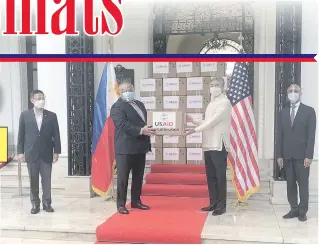  ??  ?? US Ambassador Sung Kim with Executive Secretary Salvador Medialdea, Department of Health Secretary Francisco Duque and USAid Philippine­s Mission Director Lawrence Hardy 2nd at the handover of ventilator­s at Malacañang Palace.