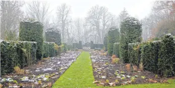  ?? FOTO: MAIKE WOYDT ?? Im Frühjahr haben die Tulpen im sogenannte­n Double Border geblüht. Im Winter ist davon nichts mehr zu sehen. Das über 20 Meter lange Beet wird aber bereits auf das Frühjahr vorbereite­t.