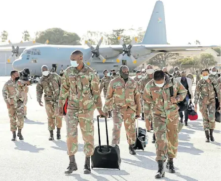  ?? Picture: FREDLIN ADRIAAN ?? LENDING A HAND: SANDF medics arrive in Port Elizabeth at the weekend to help in the fight against Covid-19 in the province
