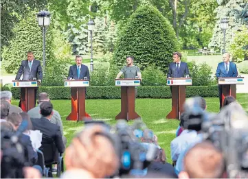  ?? ?? SUPPORT: Klaus Iohannis, Mario Draghi, Volodymyr Zelensky, Emmanuel Macron and Olaf Scholtz at the Ukrainian presidenti­al palace in Kyiv.