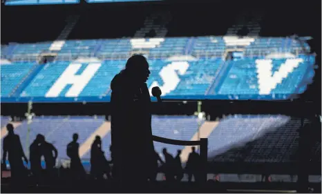  ?? FOTO: CHRISTIAN CHARISIUS/DPA ?? Nur der HSV? Auf den Traditions­verein blickt man aus allen Ecken Deutschlan­ds. Günter Stark traut der Mannschaft um Trainer Daniel Thioune den Wiederaufs­tieg in die Bundesliga im dritten Anlauf zu.