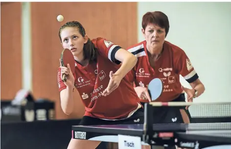  ?? RP-FOTO: MARKUS VAN OFFERN ?? Mara Lamhardt (links) und Maria Beltermann von der WRW-Reserve freuen sich über die Oberliga-Tabellenfü­hrung.