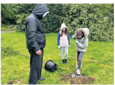  ?? ?? 29 élèves de CM1-CM 2 de l’école Sainte-Marie ont participé à l’activité de plantation d’arbres dans le parc de Briacé.