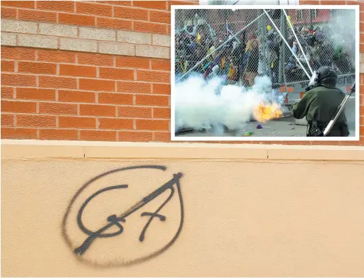  ?? PHOTOS LE JOURNAL DE QUÉBEC, NICOLAS LACHANCE ET D’ARCHIVES ?? En prévision d’une première manifestat­ion anti-G7 prévue demain à Québec, des graffitis ont commencé à faire leur apparition sur les murs de la ville. En mortaise, une photo des manifestat­ions violentes prise au Sommet des Amériques à Québec en 2001.