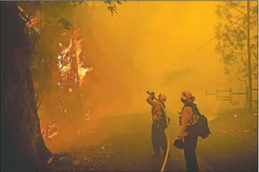  ?? AP/NOAH BERGER ?? Firefighte­rs battle the Kincade Fire on Sunday on Chalk Hill Road in Healdsburg, Calif.