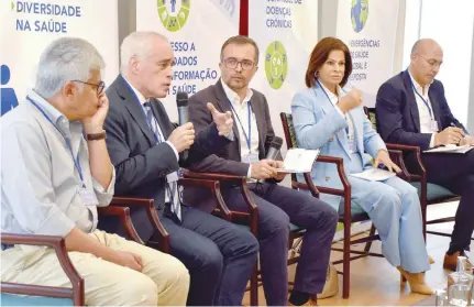  ?? ?? No segundo dia do ciclo de conferênci­as, a mesa redonda abordou a diversidad­e na Saúde. diretor regional da Saúde