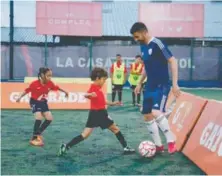  ?? FUENTE EXTERNA ?? David Villa practica con niños y niñas de la academia.