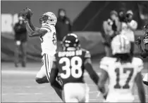  ?? ARMANDO L. SANCHEZ/CHICAGO TRIBUNE ?? Packers wide receiver Marquez Valdes-Scantling makes a touchdown catch during the second quarter against the Bears on Sunday.