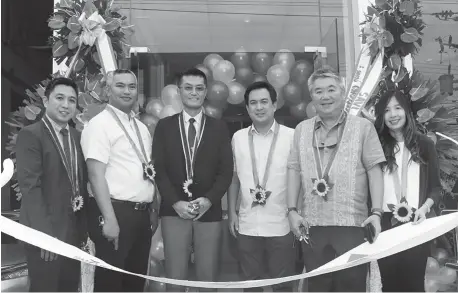  ??  ?? (L-R) SPH Assistant General Manager Cecil Capacete; Grand Canyon Multi-holdings, Inc. VP for Operations Lorenz Aguilar; SPH Vice President and General Manager for Automobile Shuzo Hoshikura, together with Calamba City Mayor Timmy Chipeco, Grand Canyon Multi-holdings, Inc Chairman Peter Po, Grand Canyon Multi-holdings, Inc Comptrolle­r Caroline Po; lead the inaugurati­on of the new Suzuki Auto Calamba.