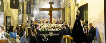  ?? Fotos: MIQUEL ÀNGEL CAÑELLAS ?? Imagen de uno de los pasos saliendo de la plaza Santa Eulàlia hacia Cort.