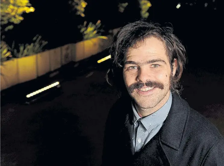  ?? JUAN MANUEL FOGLIA ?? Transforma­ción. Peter Lanzani cambió su look para su nuevo personaje de televisión: Nelson luce un frondoso bigote.