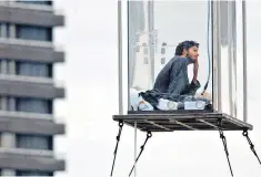  ??  ?? Alone time: David Blaine performing his 2003 stunt in London