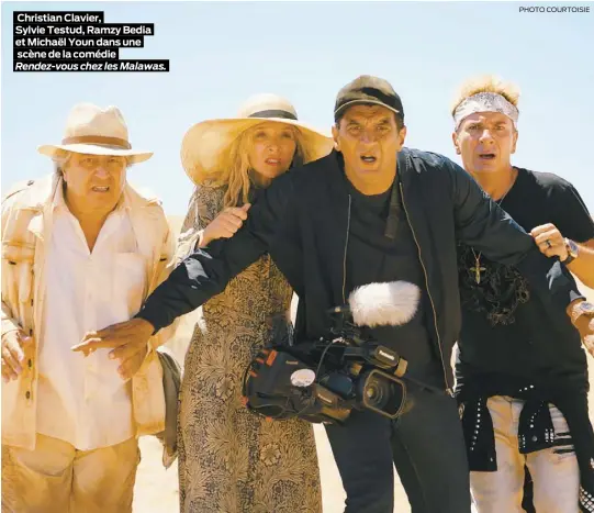  ?? PHOTO COURTOISIE ?? Christian Clavier,
Sylvie Testud, Ramzy Bedia et Michaël Youn dans une scène de la comédie Rendez-vous chez les Malawas.