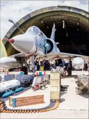  ?? (Photo Florian Escoffier) ?? Un mirage 2000 C RDI devant un abri-avions.