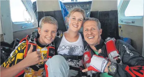  ?? FOTO: PRIVAT/DPA ?? Der frühere Formel-1-Rennfahrer Michael Schumacher (rechts) und seine Kinder Mick und Gina-Maria Schumacher in einer Szene der Netflix-Dokumentat­ion „Schumacher". Der Film ist auch ein Geschenk seiner Familie an den Sport-Superstar, dessen Schicksal viele Menschen bewegt. Erstmals spricht seine Frau über die Zeit nach dem Skiunfall.