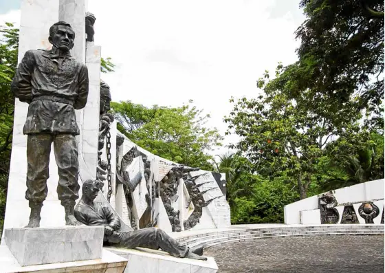  ?? —PHOTOS BY ALEXIS CORPUZ ?? Katipunan Supremo Andrés Bonifacio and brother Procopio as depicted in heroic sculptures by Toym Imao, at their execution site on the foothills of Mt. Nagpatong in Pinagsanha­n, Maragondon