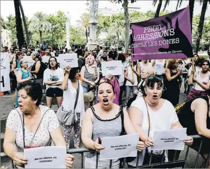  ?? XAVIER CERVERA ?? Protesta davant l’Audiència de Barcelona al juliol, el dia que van declarar els acusats de violació