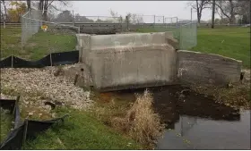  ?? ANDREA PECK — MEDIANEWS GROUP ?? The Holly Dam, completed in 1840, is one of the oldest dams in Oakland County. The dam has a significan­t hazard classifica­tion.