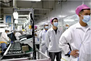  ?? AP FILE PHOTO ?? TAKE THE TEST
Workers line up to get tested for the coronaviru­s at the Foxconn factory in the city of Wuhan, in China’s central Hubei province — where the first Covid-19 infection was reported in late 2019 — on Aug. 5, 2021.