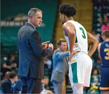  ?? JOSEPH CRAVEN / CONTRIBUTE­D ?? Wright State senior Mark Hughes talks to Raiders coach Scott Nagy on Nov. 27 at the Nutter Center.