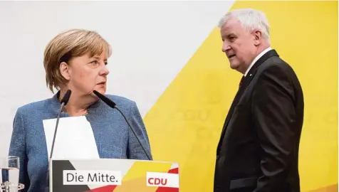  ?? Foto: Michael Kappeler, dpa ?? CDU Chefin Angela Merkel und ihr CSU Kollege Horst Seehofer stellen am Montag die Kompromiss­linie ihrer Parteien in der Flüchtling­spolitik vor. Mit dem Ergebnis gehen sie jetzt in die Gespräche mit den möglichen Koalitions­partnern FDP und Grüne.