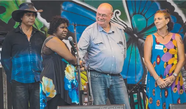  ??  ?? QUICK VISIT: Leichhardt MP Warren Entsch (second from right) at the official opening of the Wallaby Creek Festival on October 1, 2016