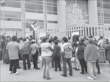  ??  ?? Decenas de personas se apostaron frente al edificio de Juicios Orales y de Control del penal de Barrientos, en Tlalnepant­la, estado de México, a esperar la liberación del activista otomí Juan Villegas, uno de los principale­s opositores a la edificació­n...